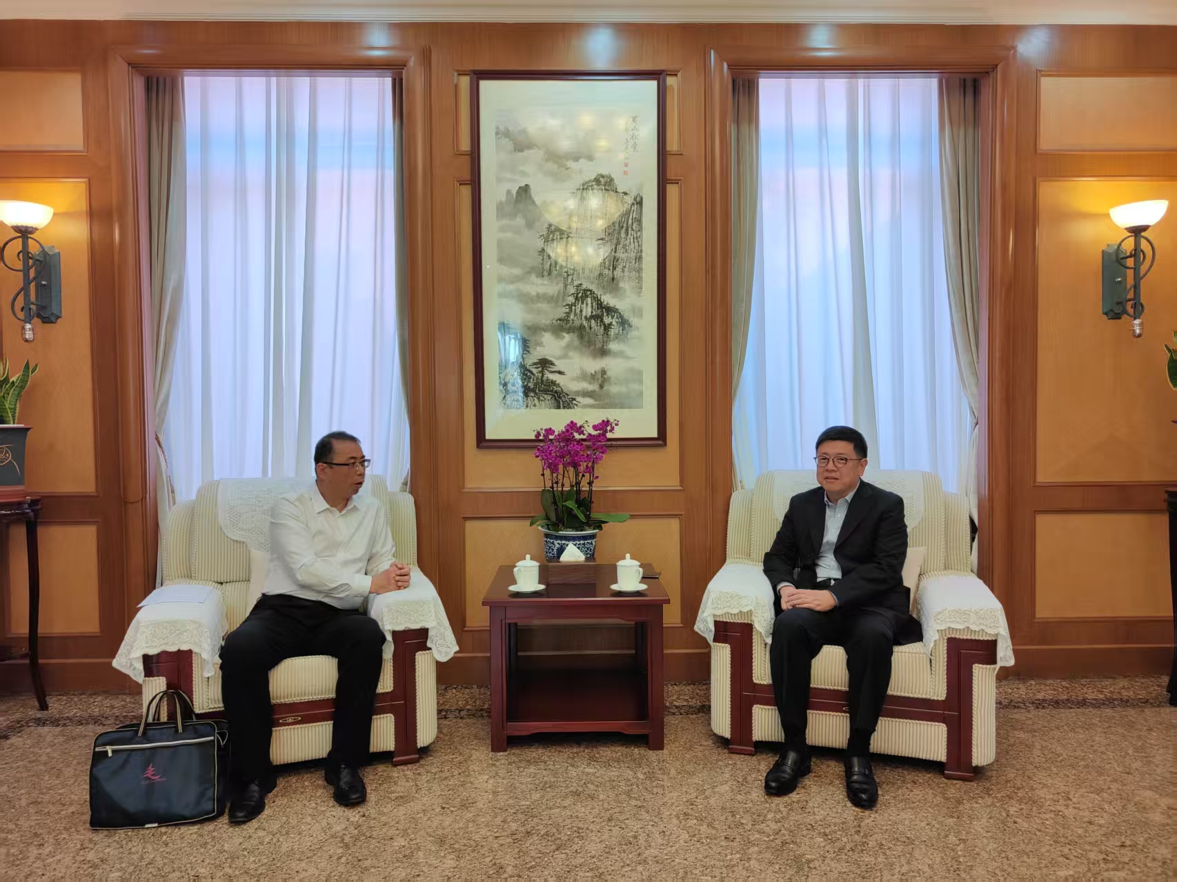 邹肖力副会长会见北京市怀柔区副区长姚东晔